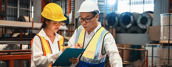 Fabriek Ingenieur Manager Met Assistent Voeren Inspectie Metalen Plaat Product — Stockfoto