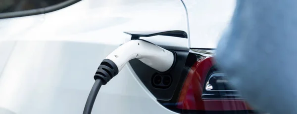 파노라마 클로즈업 충전기 자동차에 깨끗한 환경을위한 Co2 배출로 가능한 에너지로 — 스톡 사진