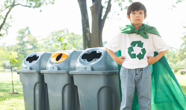 Jovem Super Herói Alegre Com Capa Símbolo Reciclagem Promovendo Reciclagem — Fotografia de Stock