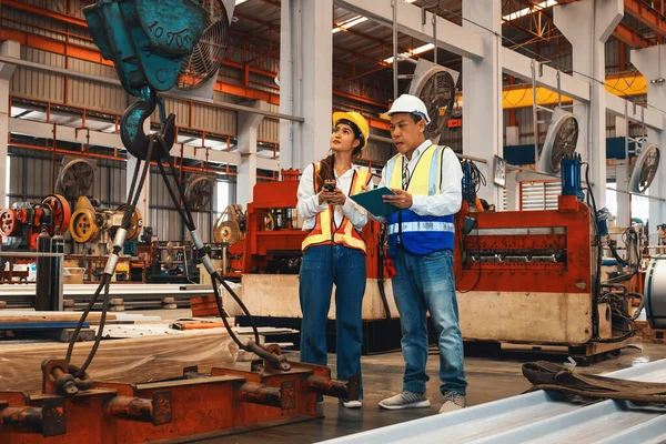 Fábrica Capataz Trabalhador Engenheiro Realizar Inspeção Máquina Aço Industrial Produto — Fotografia de Stock