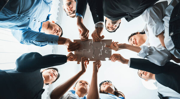 Des Hommes Affaires Multiethniques Tenant Des Pièces Puzzle Les Fusionnant — Photo