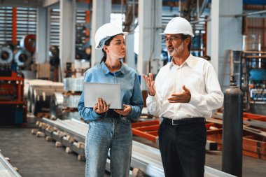 Fabrika müdürü ya da yöneticisi metal fabrikası turuna çıkıyor ve mühendislik denetçisi olarak ağır çelik endüstriyel makine gösterisi liderlik kalitesini denetliyor. Örnek gösteriliyor