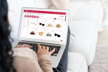 İnternet pazarından alışveriş yapan kadın modern yaşam tarzı için satış malzemeleri arıyor ve önemli siber güvenlik yazılımları tarafından korunan cüzdandan çevrimiçi ödeme için kredi kartı kullanıyor