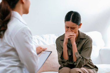 Ruh sağlığı için psikolog, depresyon ya da yaşam başarısızlığından sonra keder tedavisi gören üzgün bir kadın. Hayal kırıklığına uğramış genç bir kadın ofisteki duygular hakkında bir psikologla konuşuyor.