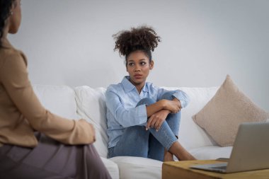 Travma sonrası stres bozukluğu olan üzgün bir kadın psikoloğu, depresyon ya da kalp yetmezliğinden sonra üzüntülü bir ruh sağlığı terapisi görüyor. Hayal kırıklığına uğramış genç bir kadın klinikteki duygular hakkında bir psikologla konuşuyor.