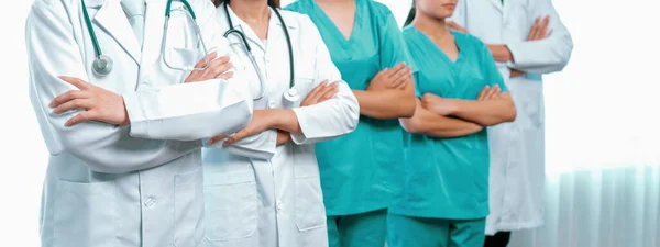 Selbstbewusstes Medizinisches Mitarbeiterteam Mit Ärzten Krankenschwestern Und Gesundheitsfachkräften Krankenhäusern Oder — Stockfoto