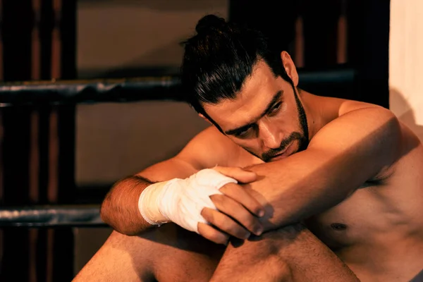 Unavený Vyčerpaný Bělošský Boxer Sundal Boxerskou Rukavici Posadil Okraj Ringu — Stock fotografie