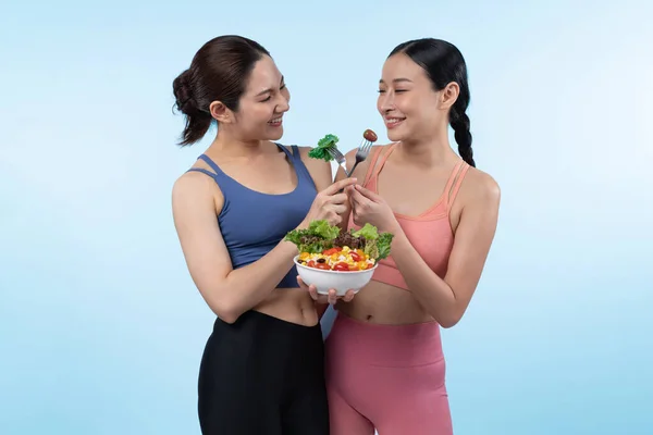 Duas Jovens Mulheres Asiáticas Desportivas Sportswear Segurando Tigela Salada Encher — Fotografia de Stock