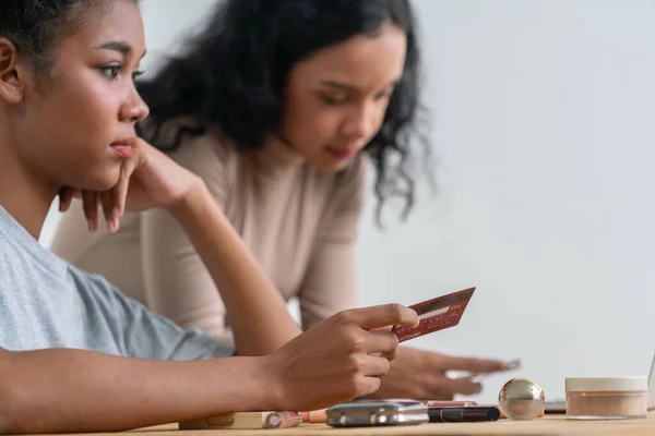Стрессовые Афроамериканские Женщины Имеют Финансовые Проблемы Задолженностью Кредитным Картам Оплатить — стоковое фото