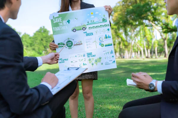 Grupo Empresários Asiáticos Apresentando Plano Desenvolvimento Ambientalmente Amigável Projeto Tecnologia — Fotografia de Stock