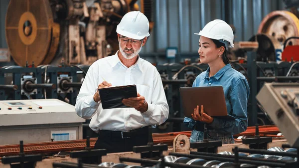 金属制造工厂的工程师经理对钢铁工业机器进行检查 作为工厂机械工程检查主管的领导 — 图库照片