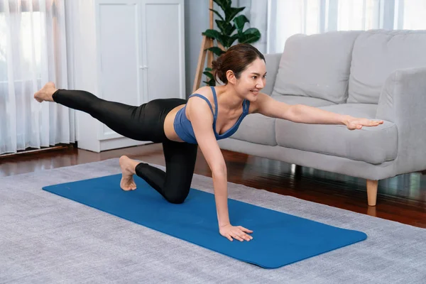 Mujer Asiática Ropa Deportiva Haciendo Ejercicio Yoga Alfombra Fitness Como —  Fotos de Stock