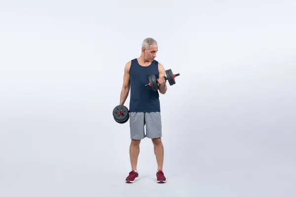全身の長さショットアクティブでスポーティなシニアマンは 隔離された背景での体重トレーニングのトレーニング中にダンベルを持ち上げます 年金受給者のための健康的なアクティブな体格とボディケアライフスタイル クロート — ストック写真