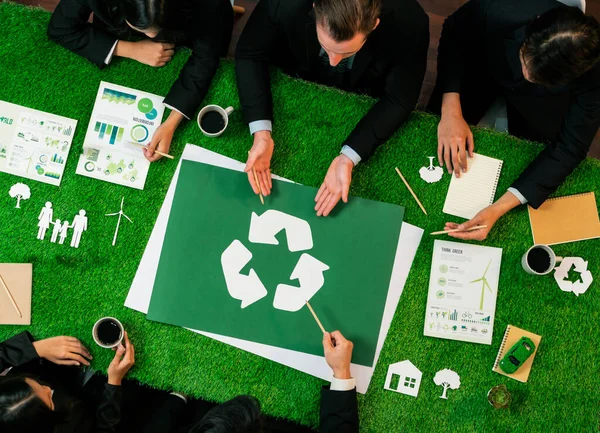 尽收眼底的全景横幅回收图标在办公室的会议桌上与商界人士一起规划生态企业对废物管理的投资作为回收减少了清洁生态系统的再利用概念 好奇怪 — 图库照片