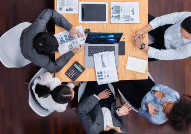 Üst düzey çok ırklı analiz ekibi, stratejik karar için finansal verileri analiz etmek amacıyla dizüstü bilgisayarda BI gösterge ekranını kullanıyor. Fintech pazarlama göstergelerini analiz ediyor. Uyum