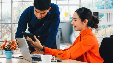 İki iş adamı toplantı odasında proje stratejisi hakkında konuşuyor. İş adamı, iş yerinde iş arkadaşlarıyla proje planlamasını tartışırken aynı zamanda mali raporla ilgili sohbet ve tavsiyelerde bulunuyor. Jivy