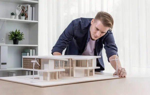 Arkitekt Designer Studerar Eleganta Hus Modell Granska Struktur Design För — Stockfoto