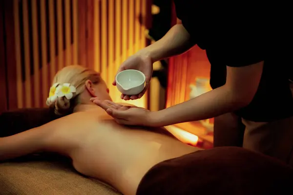 Massera Händerna Hälla Aromaolja Kvinnan Tillbaka Masseuse Förbereda Olja Massage — Stockfoto
