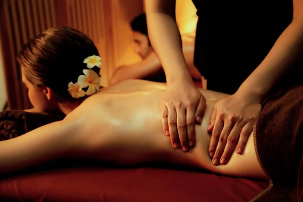 Kaukasiska Par Kund Njuter Avkopplande Stress Spa Massage Och Skämma — Stockfoto