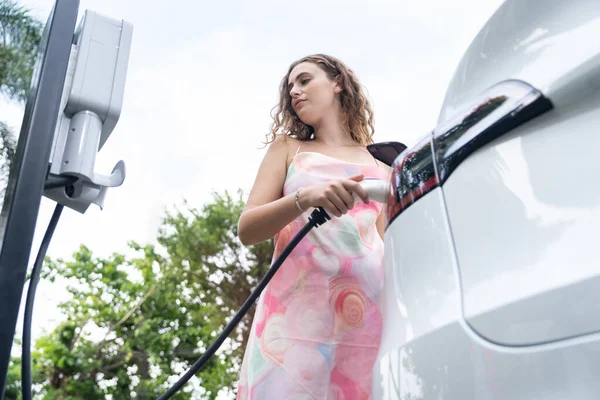 Ekologiczna Świadoma Kobieta Ładująca Nowoczesny Pojazd Elektryczny Stacji Ładowania Technologia — Zdjęcie stockowe