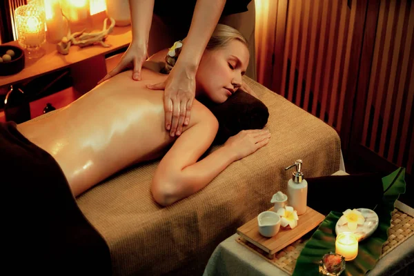 Kaukasiske Kvinde Kunde Nyder Afslappende Stress Spa Massage Forkælelse Med - Stock-foto