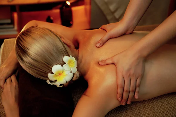 Nahaufnahme Frau Kunden Genießen Entspannende Stress Wellness Massage Und Verwöhnen — Stockfoto