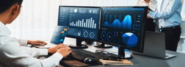 Analizci veri analizi ya da bilgisayar monitöründeki BI gösterge paneli üzerinde çalışıyor. Ticari pazarlama ve strateji planlaması için Fintech 'in şirket ofisindeki finansal verilerini analiz eden iş ekibi. Önde.