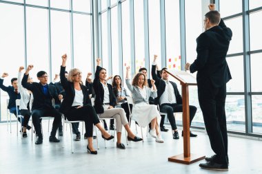 Bir grup iş adamı seminer konferansında toplanıyor. Seyirciler, çalışanların eğitim seanslarındaki eğitmenleri dinliyor. Uzman konuşmacı ile ofis çalışanları toplantısı. Jivy
