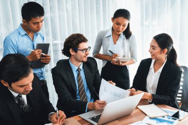 Modern ofis ortamında çalışan çeşitli etnik gruplardan çeşitli iş adamları. Üretken ve çok ırklı ofis çalışanları stratejik ticari pazarlama konusunda tartışmaya giriştiler. Çok titiz.