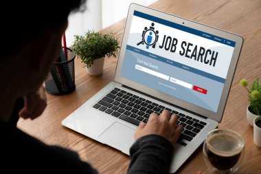 Çalışanların işe alım İnternet ağındaki iş fırsatlarını araması için mod web sitesinde online iş araması