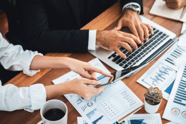 Ofis masasındaki finansal veri raporlarını analiz eden çeşitli bir grup iş analisti. Stratejik pazarlama planlaması için iş zekası analizi çizelgesi ve grafiği.