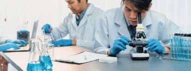 Kendini adamış bir grup bilim adamı kimyasal deneyler ve tıp laboratuarında aşı ilacı veya antibiyotiği geliştirmek için çığır açan bir araştırma yürütüyorlar. İlaç ve biyokimya laboratuvarı. Neoterik