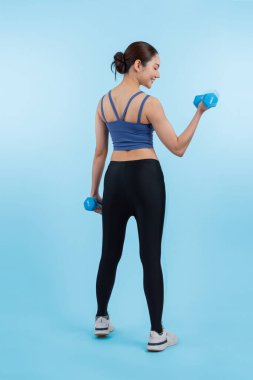 Güçlü enerjik kadın halter kaldırma egzersizi yapıyor izole arka planda. Genç atletik Asyalı kadın dayanıklılığı ve dayanıklılık eğitimi rutin vücut egzersizi..