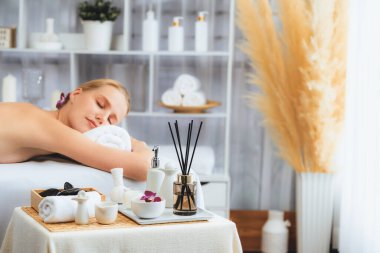 Kafkasyalı kadın müşteri stres önleyici spa masajının keyfini çıkarıyor ve lüks otel ya da oteldeki gündüz açık ortam güzellik salonunda güzellik teniyle eğleniyor. Sessiz.