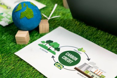 Şirket şirket planı ve karbondioksit emisyonunun ve karbon kredisinin yenilenebilir temiz enerji teknolojisi kullanımının ekolojik yenilikçi fikrin merkezi olarak toplantı masasında azaltılmasına ilişkin araştırma raporu. Antika