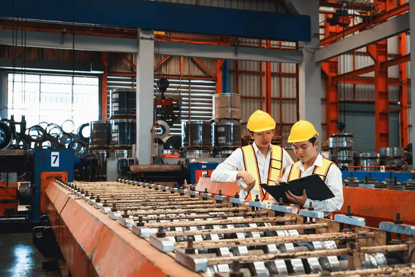 Ağır Sanayi Fabrikasındaki Çelik Üretim Hattında Endüstriyel Malların Optimal Kalitede — Stok fotoğraf