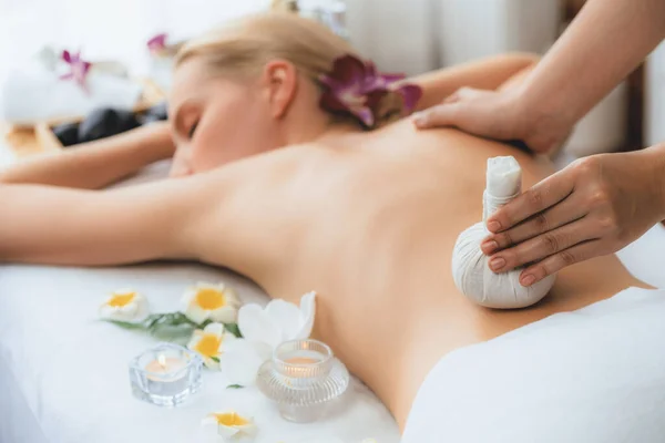 Trattamento Corpo Massaggiatore Base Erbe Calde Massaggio Spa Palla Comprime — Foto Stock