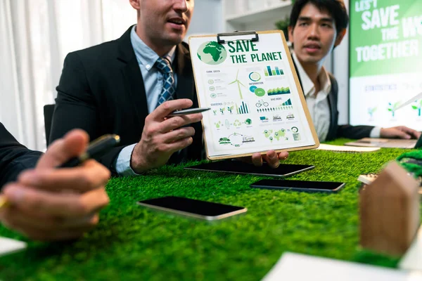Różnorodna Grupa Biznesmenów Planująca Inwestycje Marketingowe Biznesowe Ekologiczną Polityką Ekologiczną — Zdjęcie stockowe