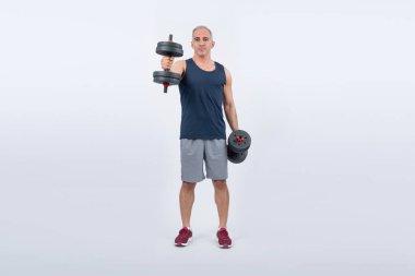 Vücut uzunluğundaki çekim aktif ve sportif son sınıf öğrencisi halter kaldırırken izole arka planda ağırlık çalışması yapıyor. Emekliler için sağlıklı aktif fizik ve vücut bakımı yaşam tarzı. Etki