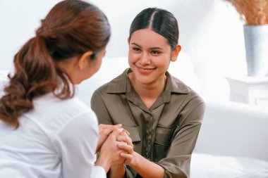 Ruh sağlığı için psikolog, depresyon ya da yaşam başarısızlığından sonra keder tedavisi gören üzgün bir kadın. Hayal kırıklığına uğramış genç bir kadın ofisteki duygular hakkında bir psikologla konuşuyor.