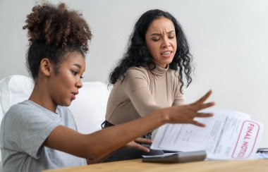 Stresli Afrikalı Amerikalı kadınların kredi kartı borçlarıyla ilgili mali sorunları var. Kötü kişisel para ve ipotek yönetimi krizi kavramını çok önemli ölçüde karşılıyorlar..