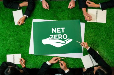 Karbondioksit salınımını azaltmak için yenilenebilir enerji teknolojisiyle daha yeşil sürdürülebilir Dünya için alternatif net sıfır enerji kullanımı planlayan üst düzey panorama panorama insanları grubu. Antika