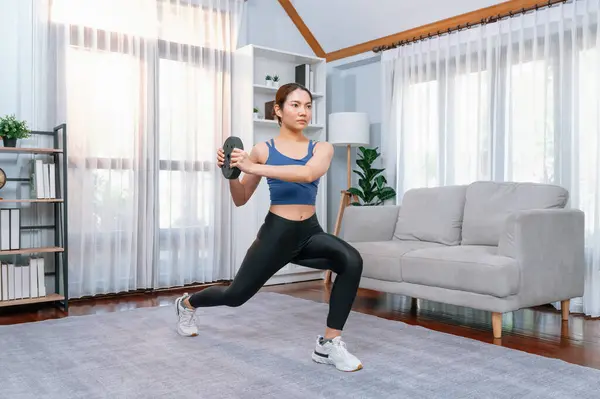 Femme Énergique Vigoureuse Faisant Yoga Exercice Musculation Maison Jeune Athlète — Photo