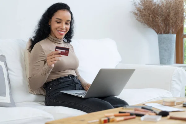Genç Mutlu Bir Kadın Internetten Alışveriş Yaparak Ürün Satın Alırken — Stok fotoğraf