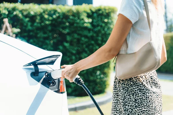 Young Woman Travel Electric Car Charging Green Sustainable City Outdoor — Stock Photo, Image