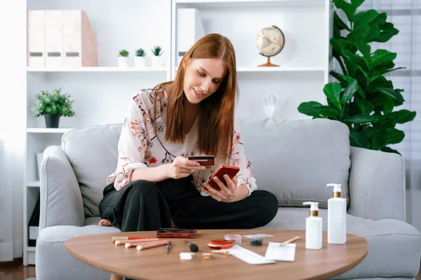 Junge Glückliche Frau Kauft Produkt Durch Online Shopping Hause Während — Stockfoto