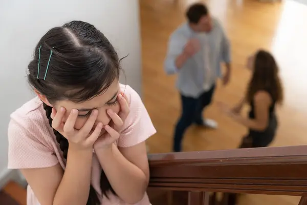 Chica Joven Estresada Infeliz Cubre Sus Oídos Bloqueando Tensión Sonora — Foto de Stock