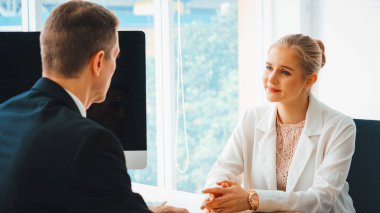 Şirket ofisindeki yönetici ve mülakatçıyla iş görüşmesinde iş arayan biri. Genç mülakatçı profesyonel kariyer fırsatı arıyor. İnsan kaynakları ve adam toplama konsepti. Jivy