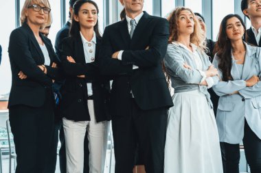 Başarılı iş adamları, işçi toplumunun güçlü ilişkilerini göstermek için bir arada duruyorlar. Modern ofiste güçlü bir takım çalışması sergileyen bir iş adamı ve iş kadını ekibi. Jivy