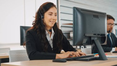 Ofiste çalışan kulaklık takan işadamları uzak müşteri ya da meslektaşlarını desteklemek için çalışıyorlar. Çağrı merkezi, tele pazarlama, müşteri destek acentesi telefon görüşmesinde hizmet sağlıyor. Jivy
